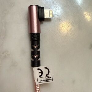 90 Degree Lightning Adapter for iPhone in Rose Gold NIB